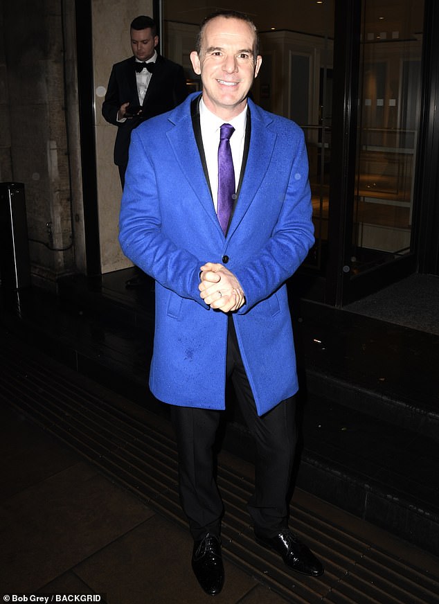 51-летний Мартин, известный своим одноименным шоу Money Show, носил ярко-синее пальто, черный костюм, фиолетовый галстук и блестящие черные туфли.