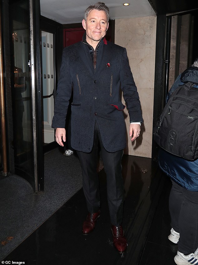 Бен Шепард, еще один ведущий, выглядел красиво в художественном темно-синем пальто и блестящих красно-коричневых туфлях.