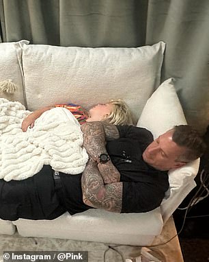 Пинк также опубликовала две фотографии своего мужа Кэри и их детей Уиллоу и Джеймсон, которые крепко спят за кулисами, отдыхая после насыщенного шоу.