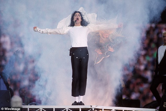 Король поп-музыки был на пике своей карьеры в 34 года, когда он вышел на сцену Rose Bowl в Пасадене, Калифорния, на Суперкубке XXVII 31 января 1993 года, который стал одним из самых популярных событий на американском телевидении. история с почти невероятными 133,4 миллионами зрителей