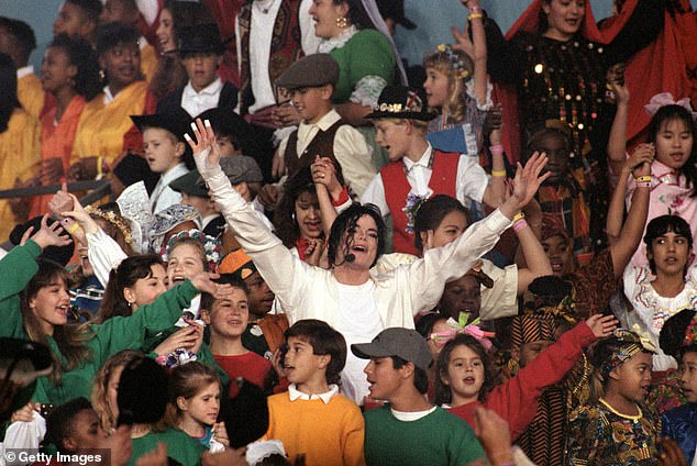 Затем хор из 3000 местных детей из Лос-Анджелеса спел We Are The World вместе с Джексоном.