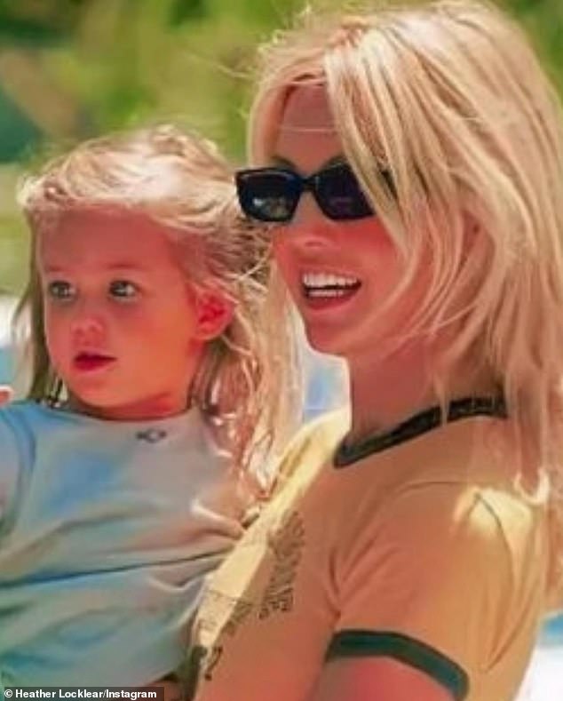 Локлир отправилась в Instagram, чтобы поздравить свою мини-дочь с 26-летием в октябре.  Ветеран Мелроуз Плэйс опубликовал несколько воспоминаний о том, когда блондинка была маленькой.