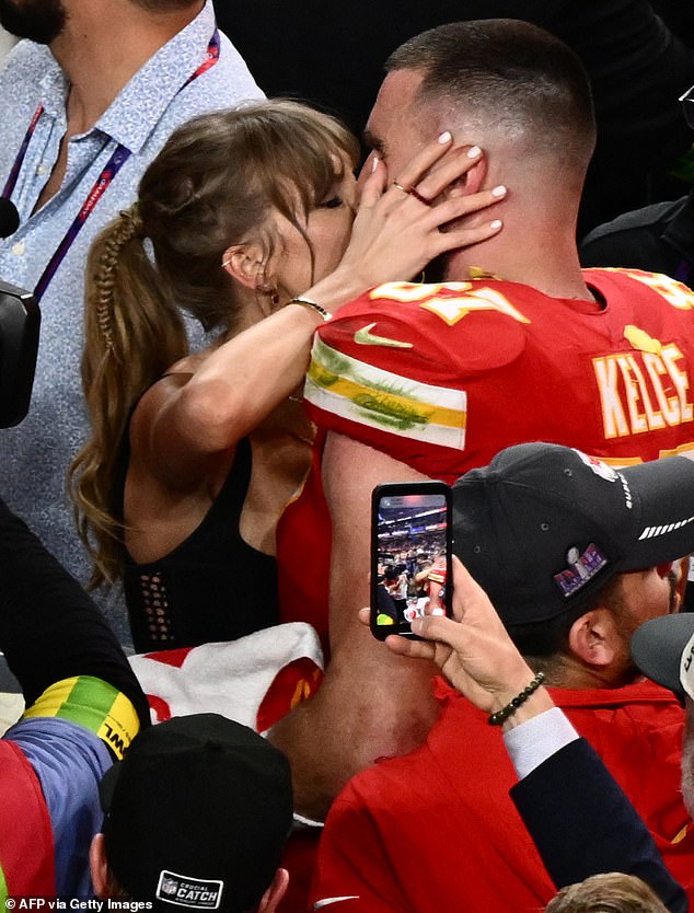 Она страстно поцеловала его после того, как его команда победила команду Сан-Франциско 49ers.