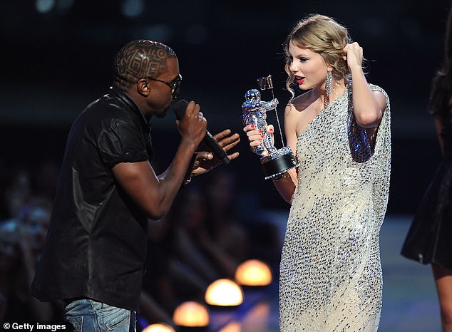 Вражда началась после того, как Канье прервал благодарственную речь Тейлор за лучшее женское видео на MTV VMA еще в 2009 году.