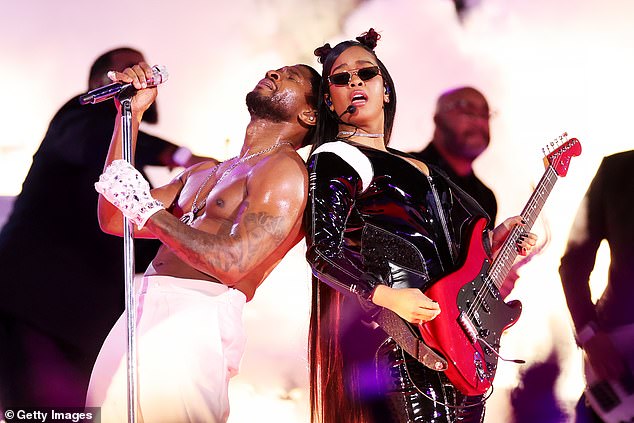 45-летний певец во время своего звездного шоу представил таких звезд, как Алисия Киз, Джермейн Дюпри, HER, Will.i.am, Lil Jon и Ludacris.