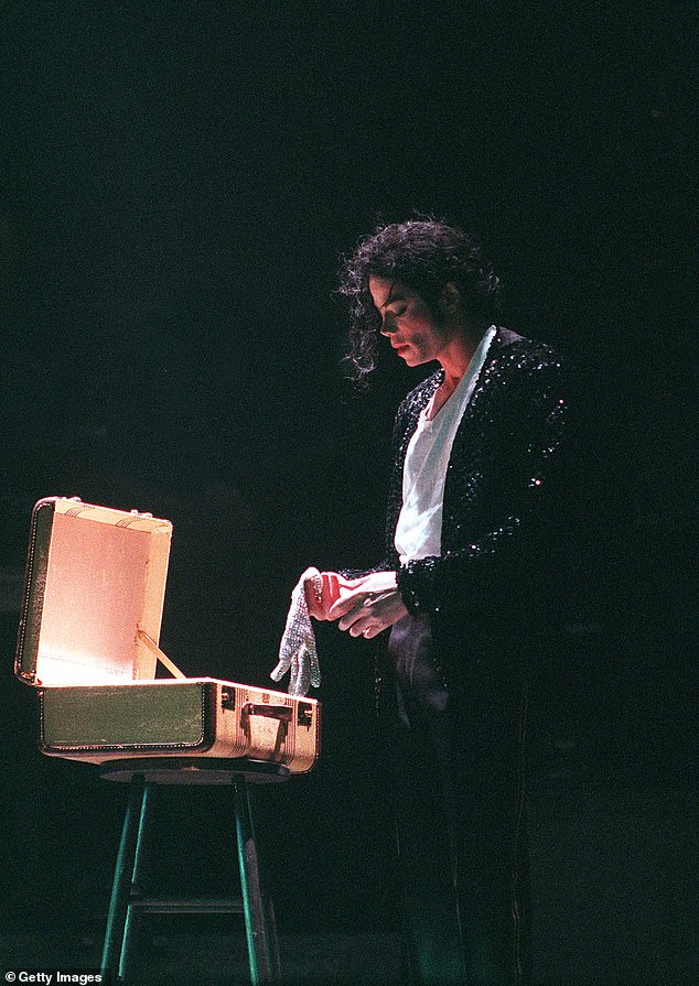 Сольная перчатка стала настолько знаковой частью личности Джексона, что фанаты в конечном итоге выложили тысячи долларов за одну из его перчаток.