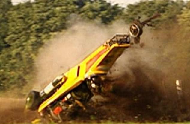 Ричард чуть не погиб, когда попал в аварию на скорости 320 миль в час во время съемок трюка Top Gear на аэродроме Элвингтон в Йорке в 2006 году.