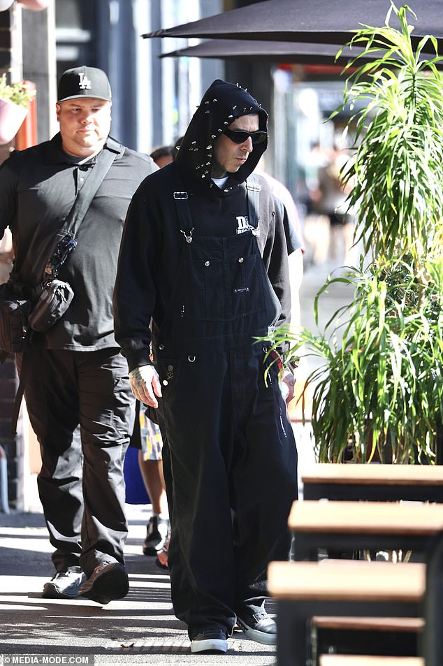48-летний барабанщик Blink-182 был одет с ног до головы в тяжелую черную одежду, несмотря на изнуряющую жару.