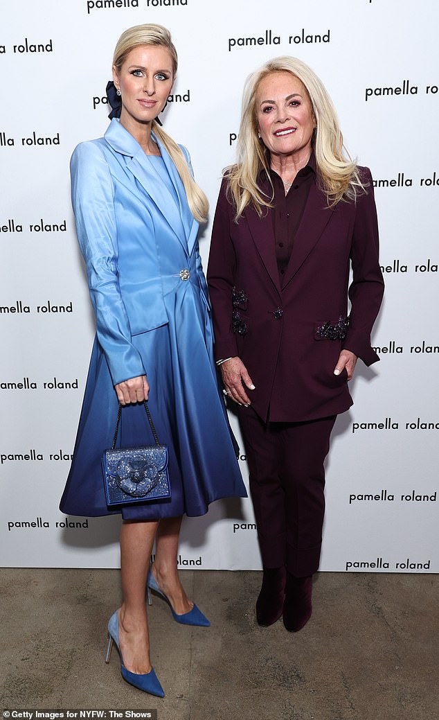На мероприятии Ники позировала с дизайнером Памеллой Роланд, которая великолепно выглядела в брючном костюме сливового оттенка.