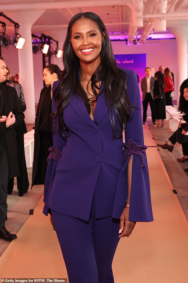 40-летняя модель и основательница горячих соусов блистала в фиолетовом брючном костюме, дополненном глубоким пиджаком.