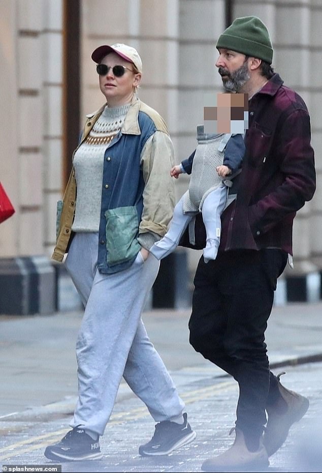 Снук одела серый свитер и спортивные штаны во время прогулки с семьей в Лондоне.