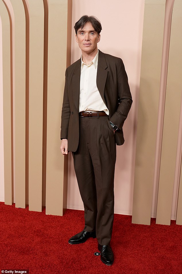 Отойдя от своего обычно безопасного, но стильного гардероба (на фото во время обеда номинантов на Оскар), Киллиан смоделировал серию смелых образов.