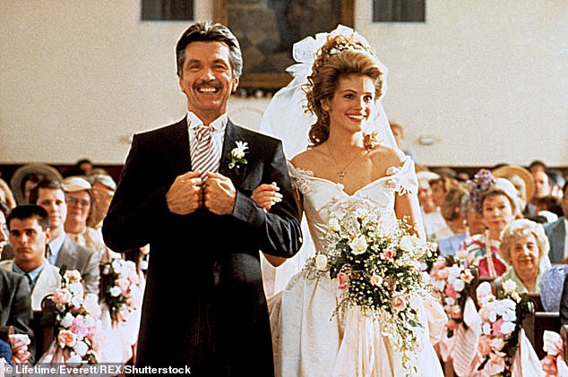 Робертс с партнером по фильму Томом Скерриттом во время ее свадебной сцены