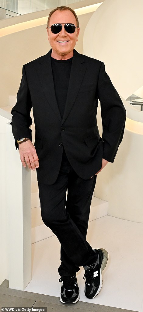 Сам Майкл Корс был одет в черное, кроссовки и солнцезащитные очки.