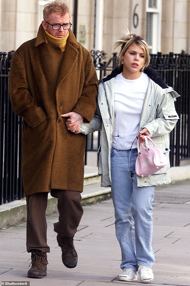 Бывшая звезда «Доктора Кто» Билли ранее была замужем за диджеем Крисом Эвансом, который на 17 лет старше ее (на фото в феврале 2001 г.).