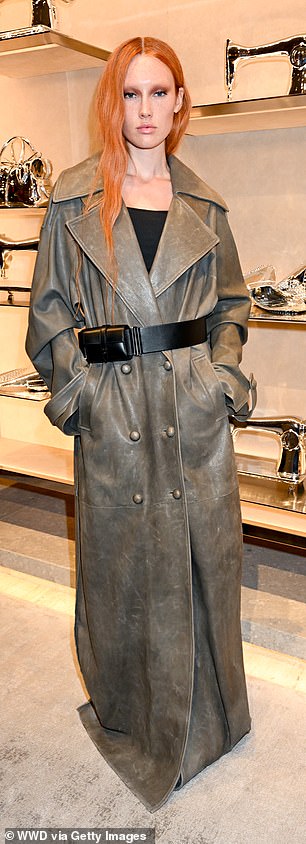 Влиятельная женщина в социальных сетях Мередит Даксбери выбрала модное серое макси-пальто с широким черным поясом.