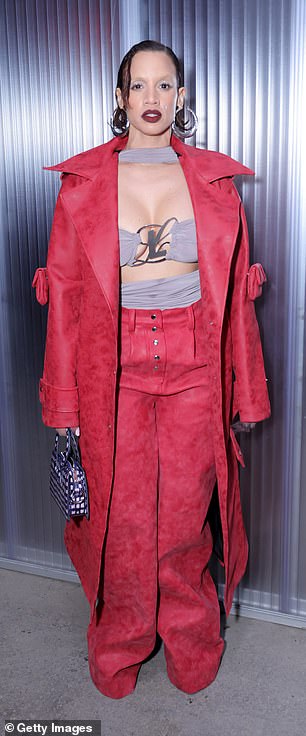 Звезда «Оранжевый — хит сезона» Даша Поланко, 41 год, также присутствовала на мероприятии и была поражена пышным серым бюстгальтером под красным пальто и соответствующими брюками оверсайз.