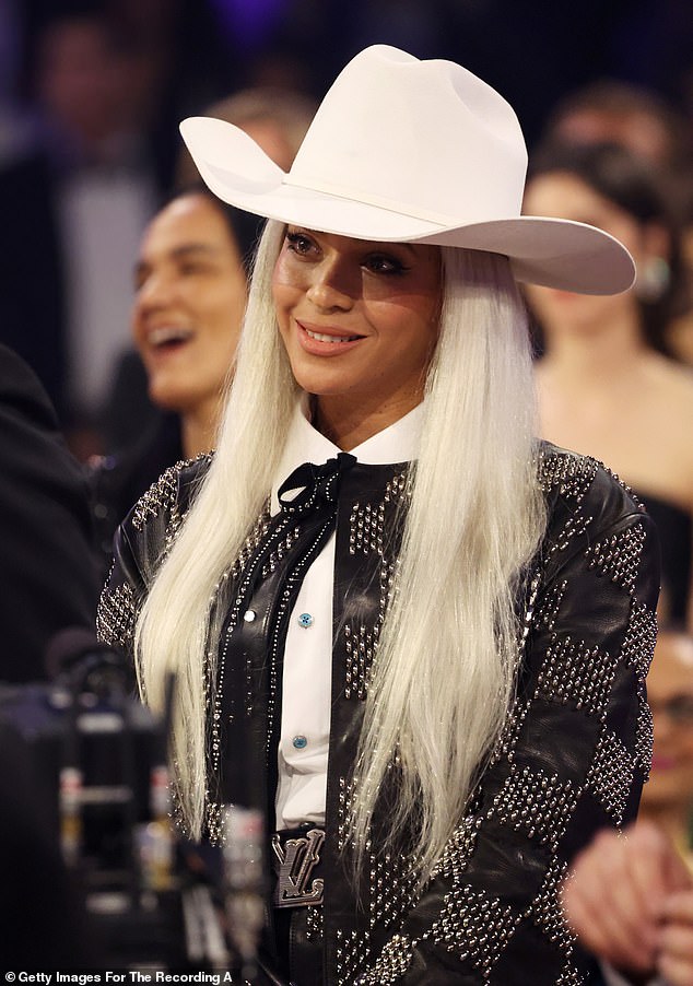 Ранее в этом месяце на церемонии вручения Грэмми она была одета в индивидуальный образ от Louis Vuitton, в который входила большая белая ковбойская шляпа.