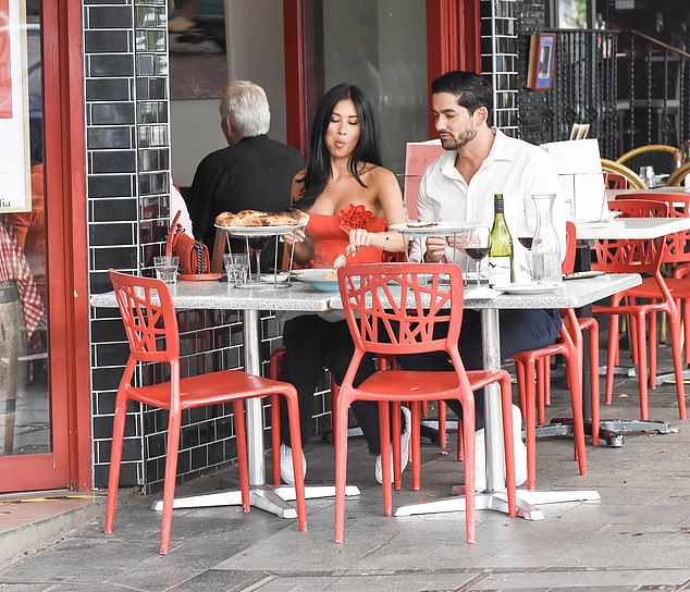 Пара, которая быстро стала фаворитом шоу, наслаждалась трапезой в шикарном итальянском ресторане Gigi's в Сиднее.