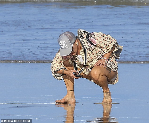 Присев на песок, Пинк осмотрел одну из синих бутылочек, выброшенных на берег.