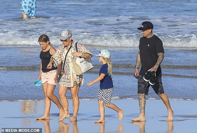 44-летняя американская суперзвезда приземлилась на Золотом Берегу в начале этой недели со своим мужем Кэри Хартом, 48 лет, и двумя детьми Уиллоу, 12 лет, и Джеймсоном, семи лет.