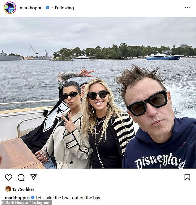 Товарищ Трэвиса по группе Blink-182 Марк Хоппус также опубликовал снимок того дня, на котором пара наслаждается прогулкой на лодке по заливу.