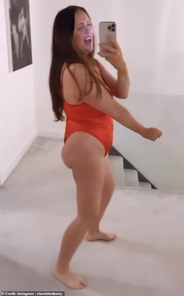 В половине видео 2022 года она носила сексуальное красное белье и телесные туфли на каблуках, а в нынешней половине — красный купальный костюм (на фото).