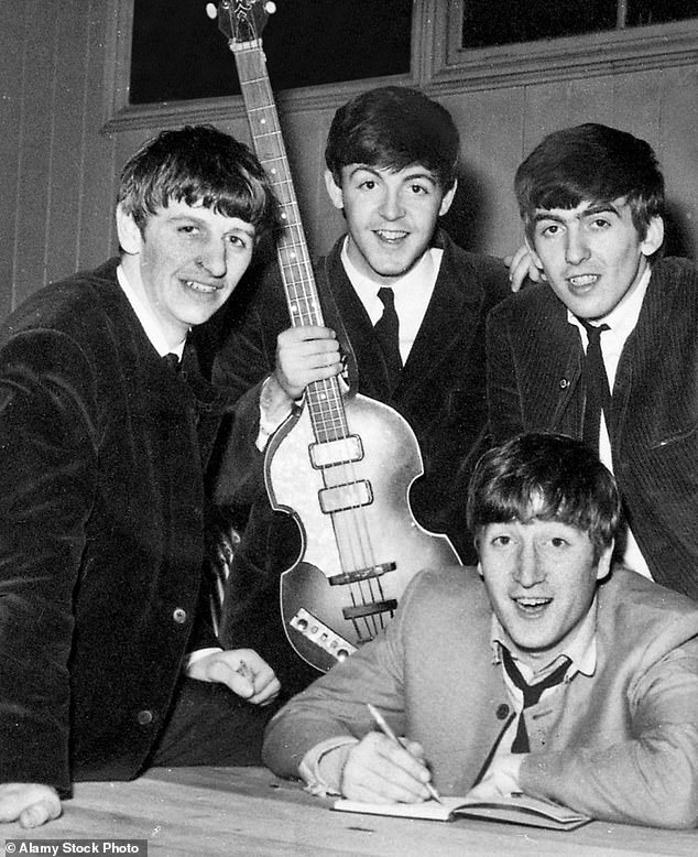 В последний раз баса видели перед тем, как Маккартни, Ринго Старр, Джон Леннон и Джордж Харрисон поднялись на крышу своих офисов на Сэвил-Роу для своего последнего выступления (на фото 1962 года).