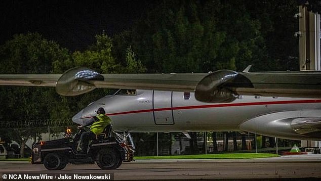 Рейс Тейлор (VJT993) из Гонолулу, Гавайи, в Мельбурн стал самым отслеживаемым рейсом в мире: почти 1500 ее нетерпеливых поклонников наблюдали за его путешествием через Тихий океан.  На снимке: самолет Тейлора выруливает после приземления в пятницу.