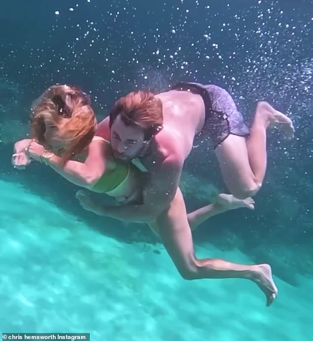 Он опубликовал в Instagram очень пикантное видео, на котором он хватает 47-летнюю Эльзу, когда они вместе плавали под водой.