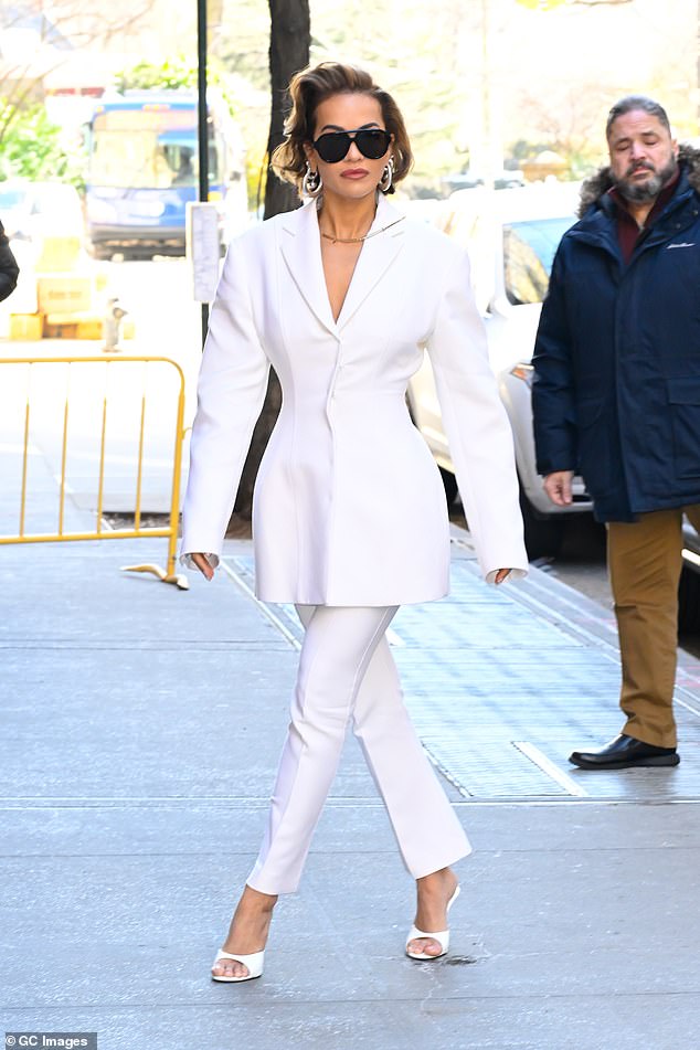 Рита привлекла внимание в полностью белом костюме, выходя в Нью-Йорке ранее в тот же день.