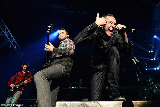 Рок-звезда: Честер был ведущим вокалистом влиятельной рэп-рок-группы Linkin Park;  на фото в 2014 году в Лас-Вегасе