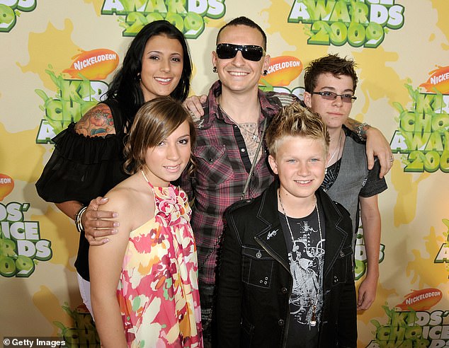 От покойного мужа у нее трое детей: сын Тайлер и девочки-близняшки Лили и Лила, на фото вместе в 2009 году.
