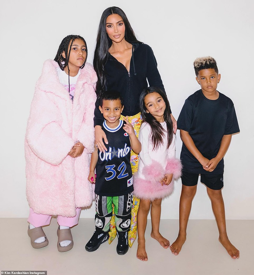 Ким позаботилась о том, чтобы собрать всех четверых своих детей — Норт, Псалма, Чикаго и Сэйнта — для семейного фото.
