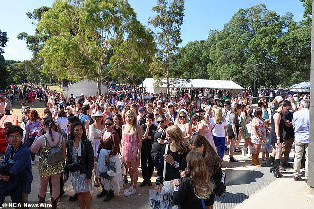 Тысячи фанатов снова пришли на MCG в палящую жару, чтобы посмотреть на Тейлор на сцене.