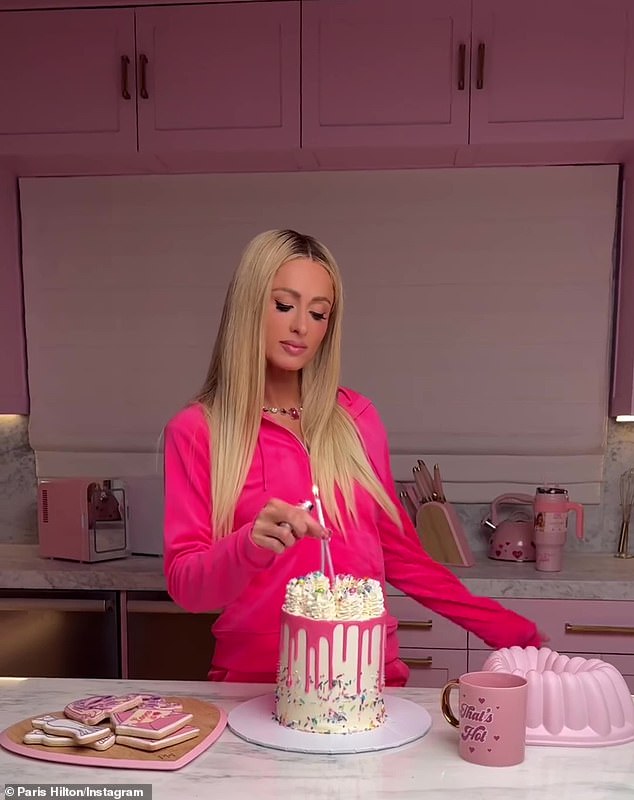 Она была на своей розовой кухне и ставила розовую свечу в свой бело-розовый торт.