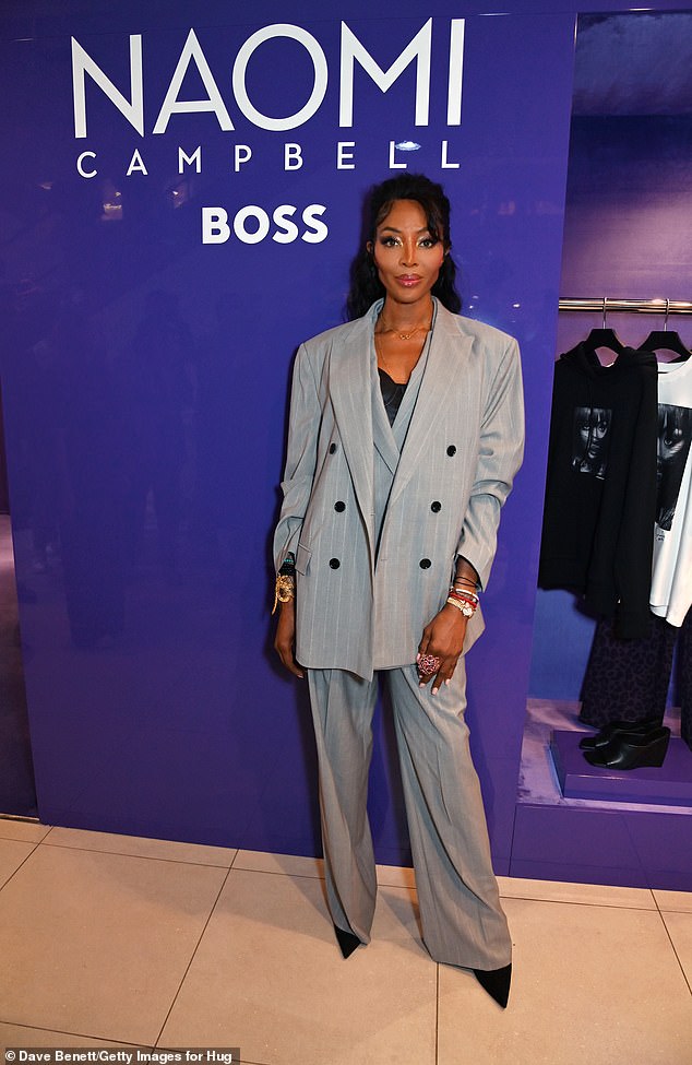 Ранее в тот же день Наоми посетила временное мероприятие Naomi x BOSS в Selfridges в Лондоне.