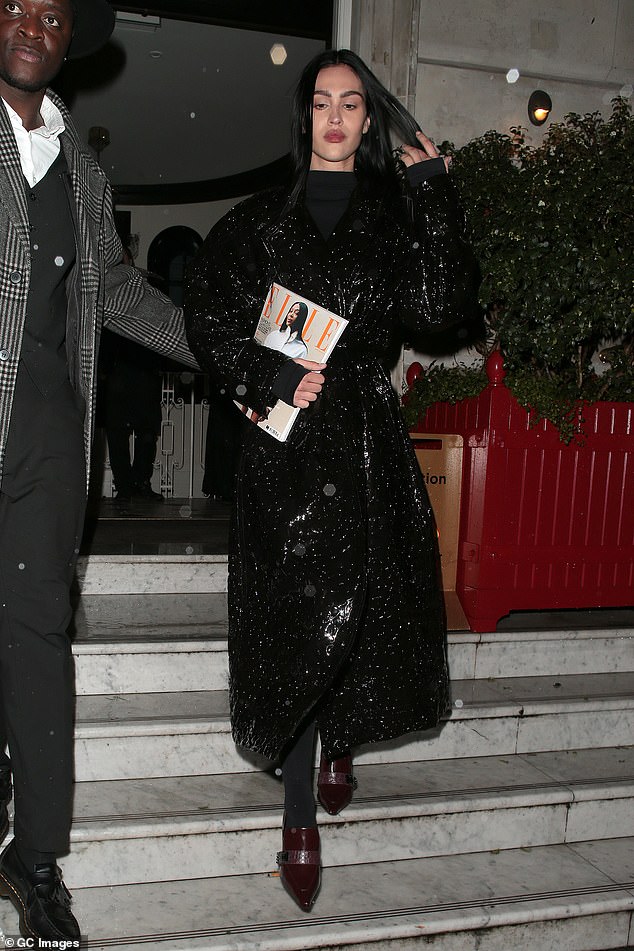 Амелия Грей Хэмлин сжимала в руках экземпляр Vogue, покидая мероприятие.