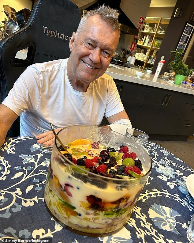 Перенесенная операция на открытом сердце не означает, что Барнс (на фото) должен избегать фруктового салата.