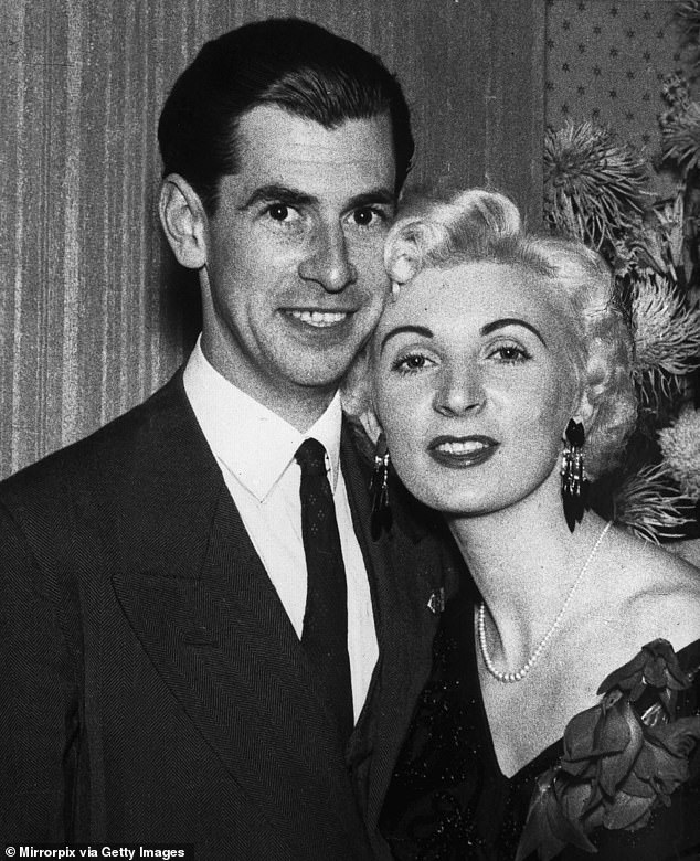 «Секретные истины» Рут задаст дразнящие вопросы о том, что на самом деле произошло за несколько месяцев до того, как Рут убила своего возлюбленного Дэвида Блейкли (на фото 1955 года).