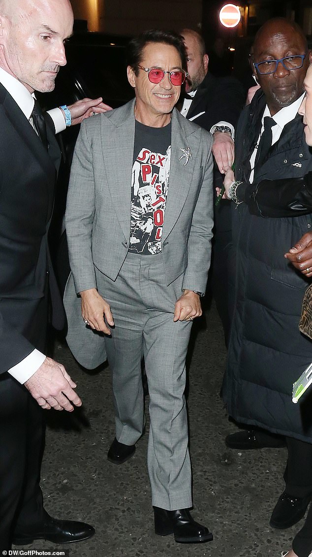 Позже Роберт отпраздновал свой успех вместе с актерами и командой Оппенгеймера на вечеринке Universal Pictures, сменив свою простую черную футболку на футболку с изображением Sex Pistols, но он не снял туфли на каблуке, чтобы веселиться всю ночь напролет.