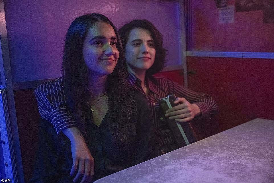 В фильме «Drive-Away Dolls» рассказывается о двух молодых женщинах, Джейми (Куэлли) и Мэриан (Вишванатан), которые отправляются в неожиданное путешествие в Таллахасси в надежде начать все сначала.