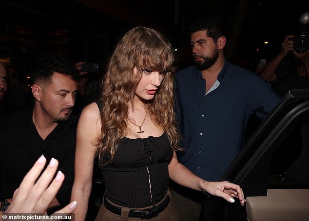 Тейлор Свифт буквально остановила движение во вторник вечером, когда вышла на ужин в Сиднее.  На фото