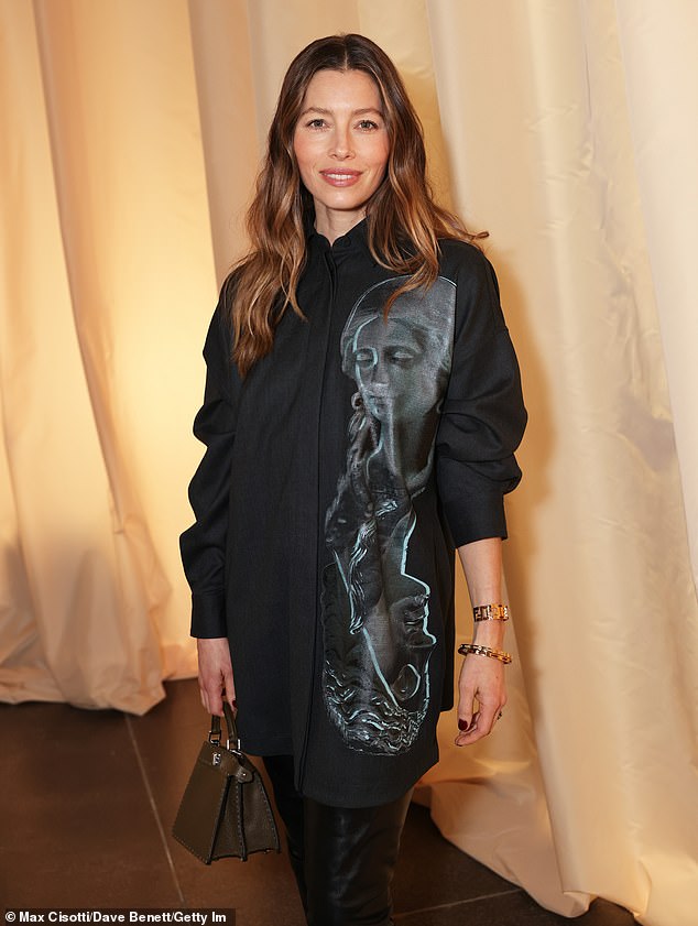 Джессика Бил присутствовала на показе итальянского дома моды Fendi, представившего свою последнюю осенне-зимнюю коллекцию женской одежды на показе, проводимом два раза в год.
