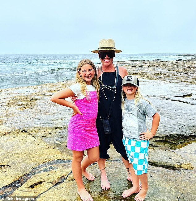Пинк (на фото на Бонди-Бич со своими детьми) долгое время считала Австралию своим вторым домом, оговорившись, что «рассматривает» возможное гражданство в феврале 2023 года.