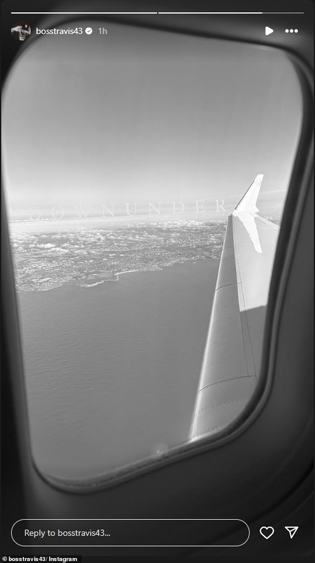 Ранее в тот же день Росс поделился снимком своего путешествия по небу на частном самолете, демонстрируя вид на побережье Австралии из роскошного самолета.