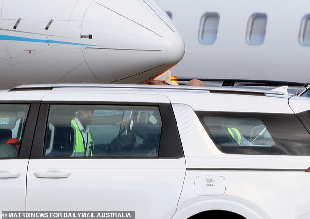 Было замечено, как Трэвис забирался в машину с сумками в руках, когда он наконец приземлился в Сиднее после многочисленных спекуляций о его планах на поездку.