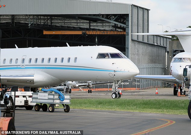 Его Bombardier Global 6000 приземлился на взлетной полосе в 8.57 утра после полета с Гавайев.