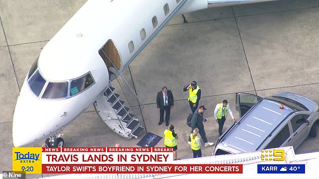 На кадрах с воздуха видно, как Трэвис выходит из роскошного частного самолета, вмещающего до 17 пассажиров, и направляется к автомобилю с водителем.