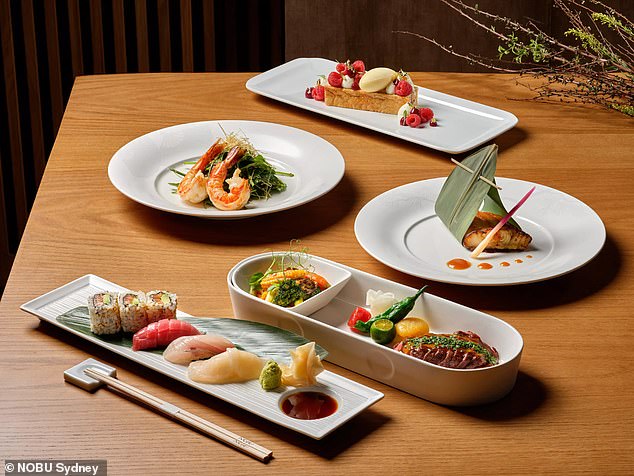 Коллеги по обеду сообщают, что настоящая суши-поезд официантов безостановочно доставлял еду певице и ее гостям, не жалея денег.